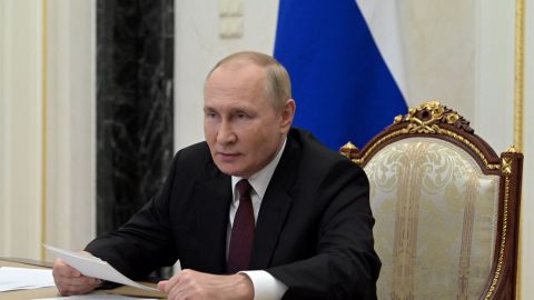 Putin dice que Occidente está participando en "un juego peligroso y sangriento''