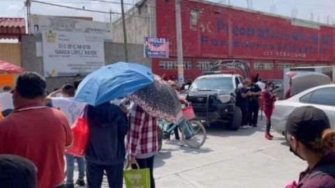 Maestra pide tarea a niño y la ataca con un cuchillo en escuela
