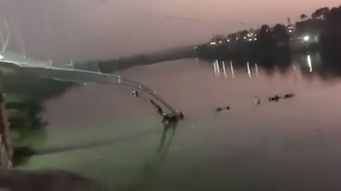 VIDEO: Colapsa puente colgante en India; hay al menos 35 muertos