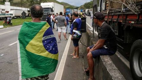 Camioneros bloquean vialidades en Brasil por victoria de Lula da Silva