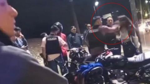 Graban a un policía dando una brutal cachetada a una mujer: ´Cállate la boca´