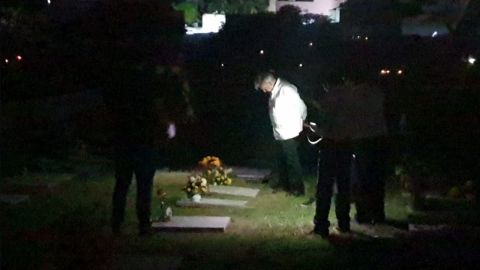 AMLO visita tumba de su primera esposa Rocío Beltrán Medina en Villahermosa