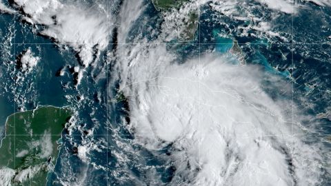 Huracán Lisa enfila hacia Belice, golpeará Guatemala y México