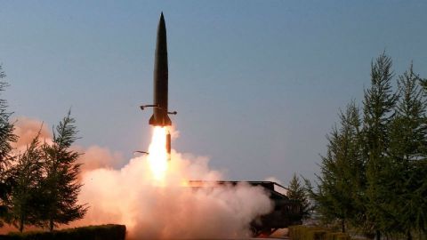 Japón levanta alerta y pide buscar refugio por sobrevuelo de misil norcoreano
