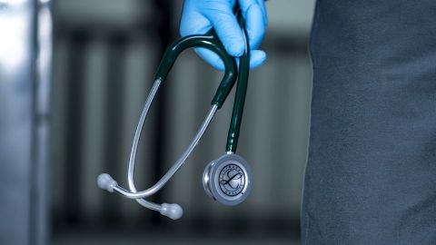Enfermero es detenido por abusar de varias pacientes sedadas