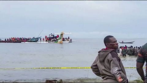 Un avión con 43 personas a bordo se estrella en Tanzania, al menos hay 3 muertos