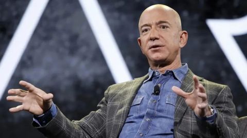 ''No me dejaba ni ir al baño'': empleada doméstica demanda a Jeff Bezos