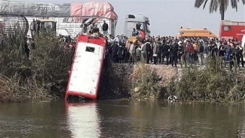 Cae autobús de pasajeros a un canal de Egipto: suman 19 muertos y 16 heridos