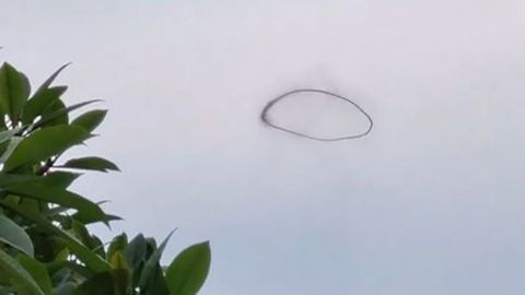 ¿Son extraterrestres? Captan misterioso anillo negro en el cielo de Singapur