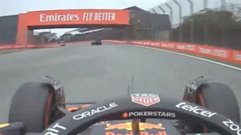VIDEO: El momento en el que Max Verstappen se niega a ayudar a Checo Pérez