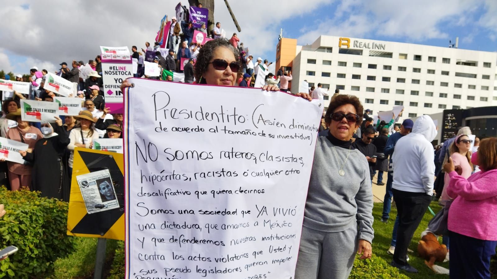 Hank Insunza Participa En La Marcha Nacional En Contra De AMLO