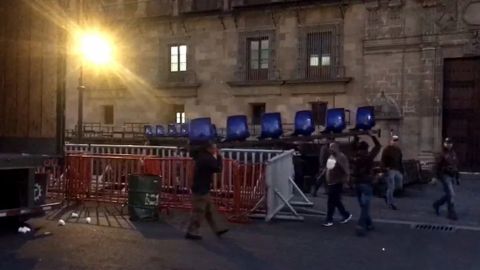 Instalan gradas para desfile del Día de la Revolución Mexicana en el Zócalo