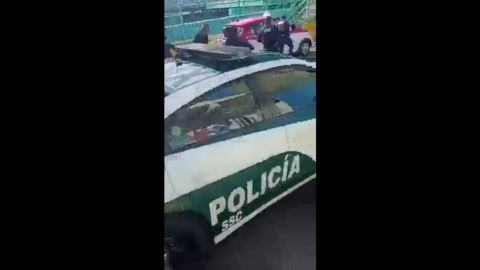 VIDEO: Taxista embiste a varios policías y huye