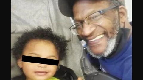 Bebé de dos años muere de hambre; su padre falleció y nadie se dio cuenta