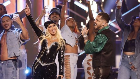 Christina Aguilera fascina al cantar en español con Nodal