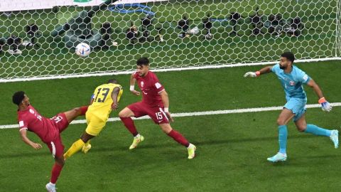 VAR protagoniza polémica al anular gol de Ecuador por supuesto fuera de lugar