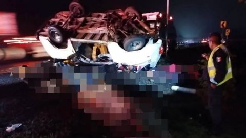 Choque de combi sobre autopista Arco Norte deja 7 muertos y 8 heridos