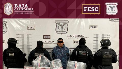 Detienen a hombre con drogas, armas y chalecos balísticos en Tijuana