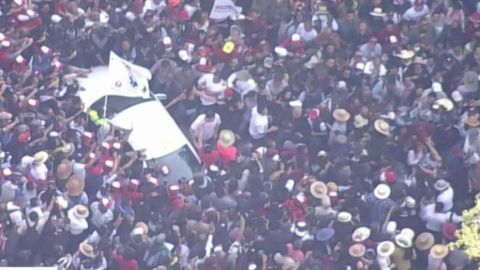Ante multitud en marcha, acercan auto de AMLO para llevarlo al Zócalo