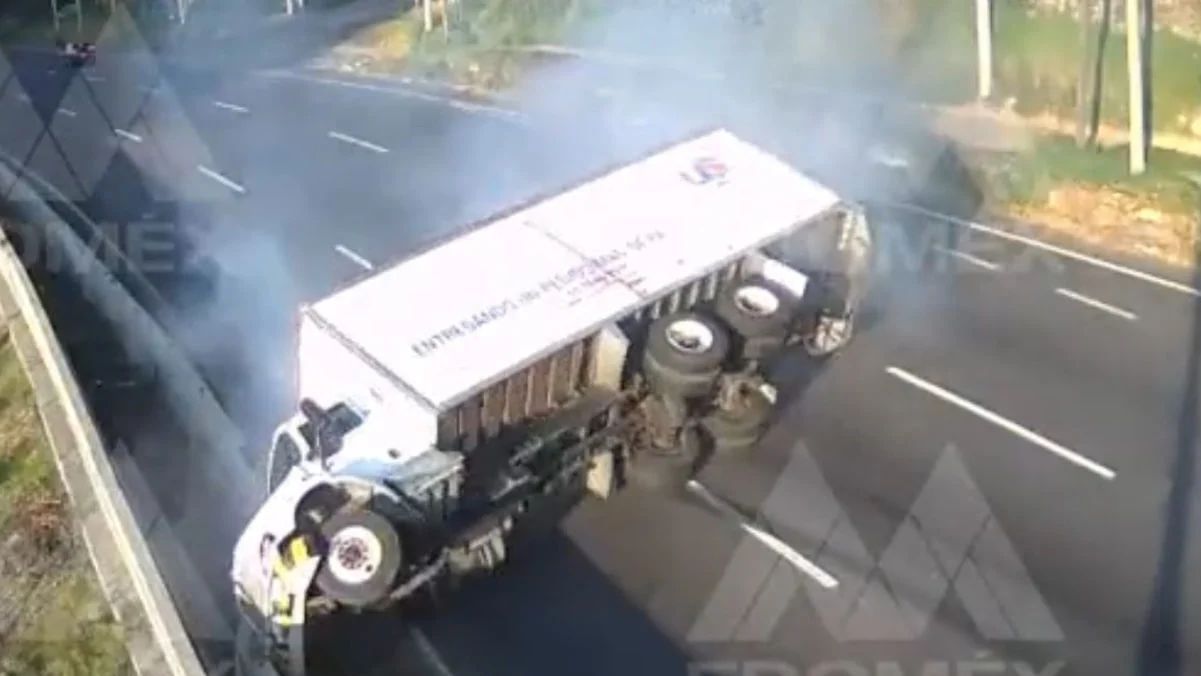 VIDEO: Captan Volcadura De Tráiler Sobre La México-Toluca