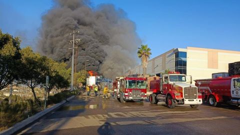 Fuerte incendio en fábrica del Parque Industrial en Tijuana
