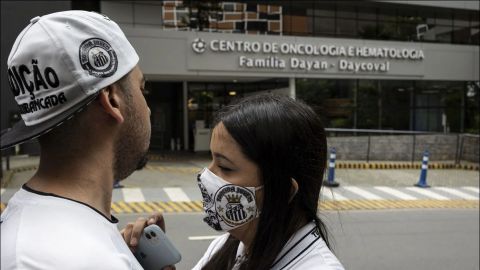 Aficionados hacen vigilia en el hospital donde está internado Pelé