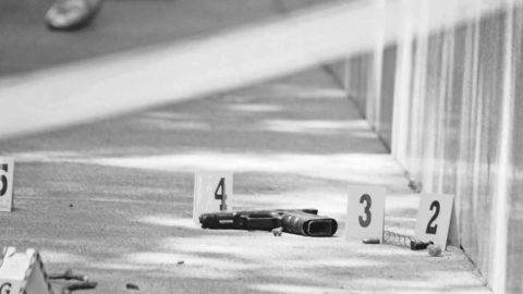 Perro orina a vagabundo, 'finta' con patearlo y es baleado por el dueño