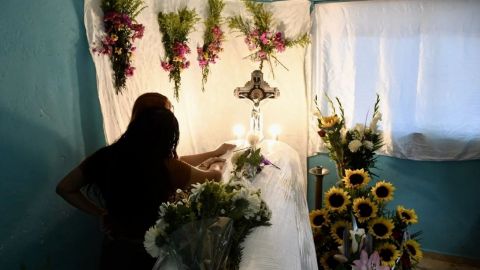 Despiden a Rosa Isela, la joven a la que encontraron sin el bebé que esperaba