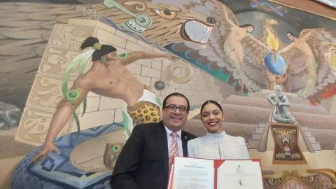 Recibe Natalia Botello premio ''Luchador Olmeca'' en la capital del país