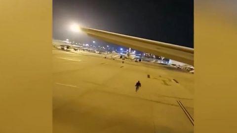 Mujer finge parto y avión aterriza de emergencia, escapan 14 migrantes