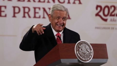 Adversarios gastan en campañas en mi contra, pero 'no pasa nada y ni va a pasar'