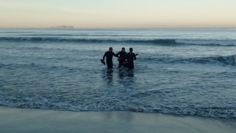 Salvavidas de Tijuana rescataron a dos hombres de ahogarse en el mar