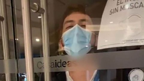 Mujer olvida a su empleado y lo deja encerrado en centro comercial