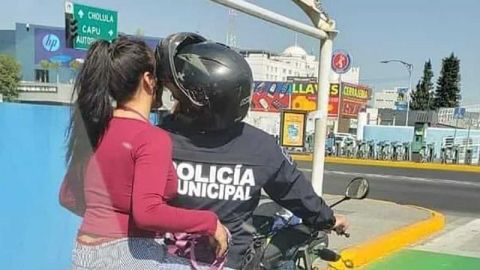 Captan a policía de Puebla 'echando novio' en moto y se vuelve viral