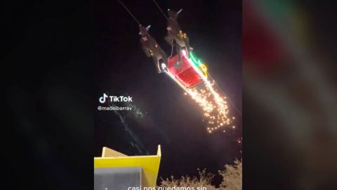 VIDEO: ¡Susto navideño! Santa casi cae de su trineo volador