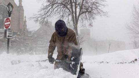 Tormenta invernal desata su furia en EU y deja al menos 30 muertos