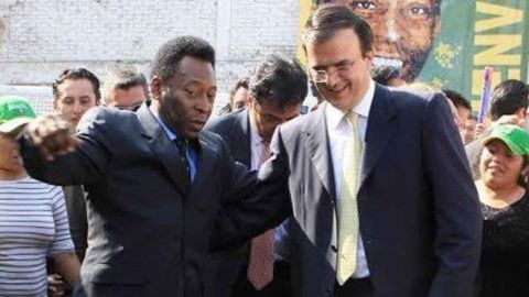 Marcelo Ebrard lamenta muerte de Pelé y comparte una foto con él