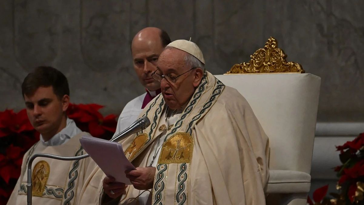 Papa Francisco encomienda a la Virgen María al ''amado'' Benedicto XVI