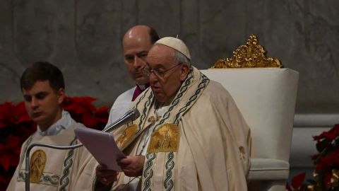 Papa Francisco encomienda a la Virgen María al ''amado'' Benedicto XVI