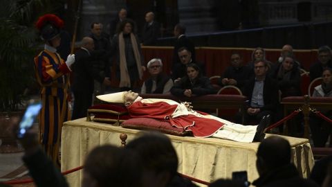 Benedicto XVI es despedido por miles de fieles en la basílica de San Pedro