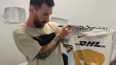 Lionel Messi posó con la camiseta de Pumas y le puso su firma