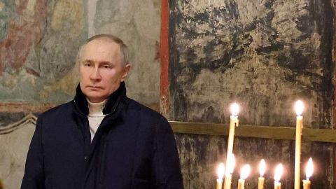 Putin asiste en solitario a misa de Navidad ortodoxa dentro del Kremlin