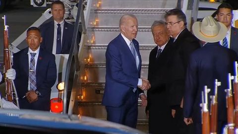 Joe Biden llega a México; lo reciben AMLO, Ebrard y Ken Salazar en el AIFA
