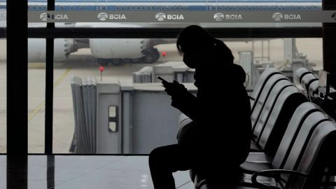 Reportan más de 4 mil vuelos retrasados en EU por fallo informático