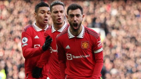 Manchester se pone rojo; United remonta en cuatro minutos al City