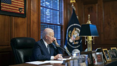 Abogados hallan más documentos clasificados en casa de Biden