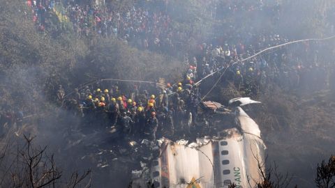 En videos: así fue el avionazo que dejó casi 70 muertos en Nepal