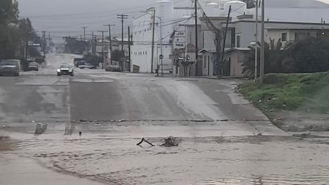 Cierre de vados y deslaves carreteros en Ensenada por lluvias