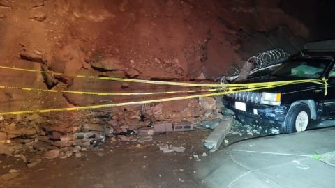 Lluvias provoca la caída de una barda de vivienda en Tijuana