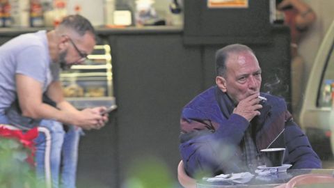 Prohíben fumar en playas y restaurantes